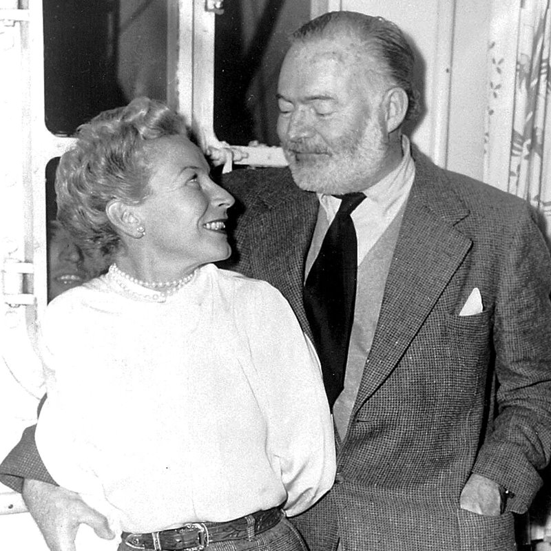 Ernest Hemingway con su esposa en Nueva York Ernest Hemingway with his wife in New York. 28 October 1954