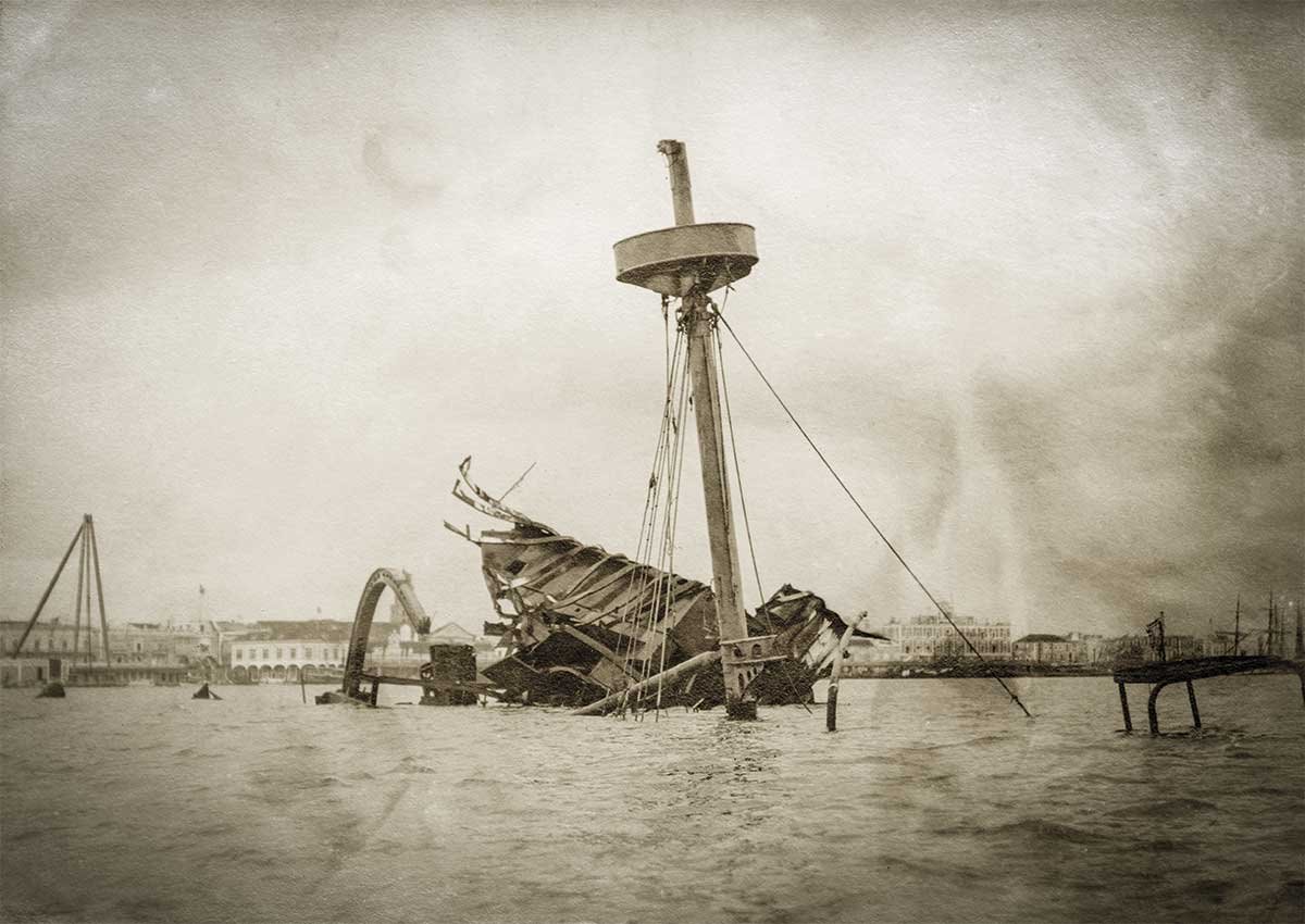 Los restos del maine en el lugar de su hundimiento en la bahía de La Habana en 1898