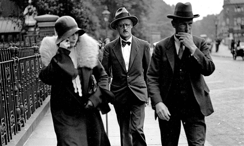 En julio de 1931 James Joyce, en el centro de la imagen, y Nora Barnacle (izquierda), con la que llevaba conviviendo casi 30 años y con quien compartía dos hijos, contrajeron matrimonio el 4 de julio, fecha en la que fue tomada esta fotografía en Londres.