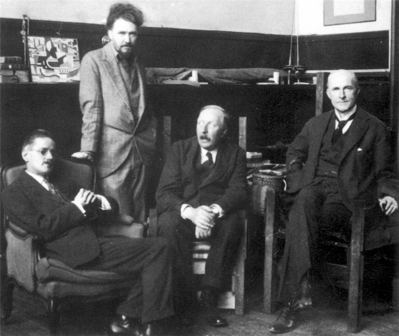 Todos los periodos que Joyce pasó en las diferentes ciudades europeas influyeron tanto en su vida como en su obra. En esta imagen fue fotografiado en el estudio parisino de Ezra Pound en 1923 junto con el poeta estadounidense, Ford Madox y John Quinn.