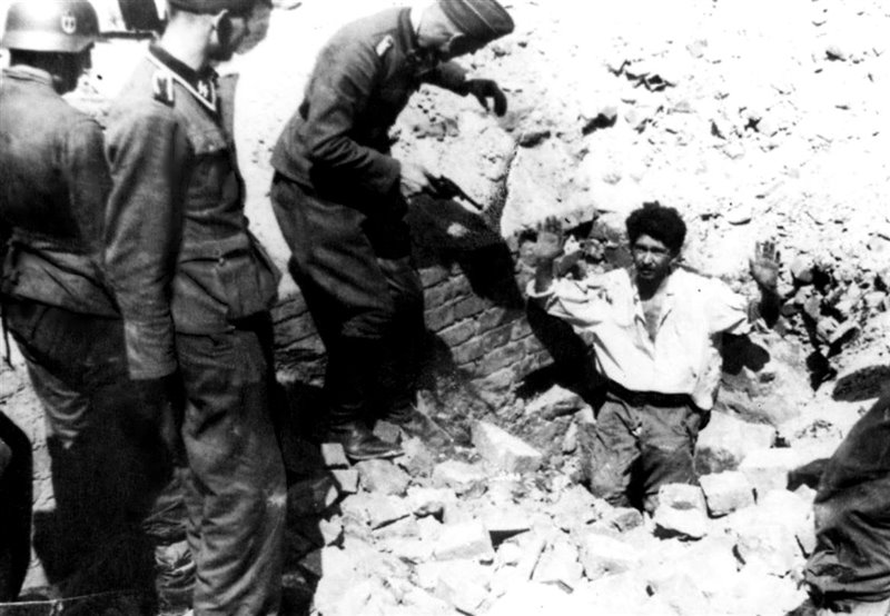 El 9 de mayo de 1943, 20 días después del inicio del levantamiento, los soldados nazis seguían encontrando personas que permanecían escondidas en los búnkers. 