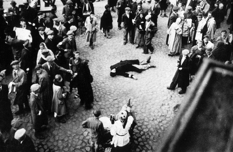 La sobrepoblación y la falta de suministros eran dos de los principales problemas que sufrían los habitantes del gueto. La ausencia de higiene favorecía la proliferación de enfermedades como el tifus que, junto con el hambre, fueron las primeras causas de muerte antes de que empezaran los asesinatos y las deportaciones. 