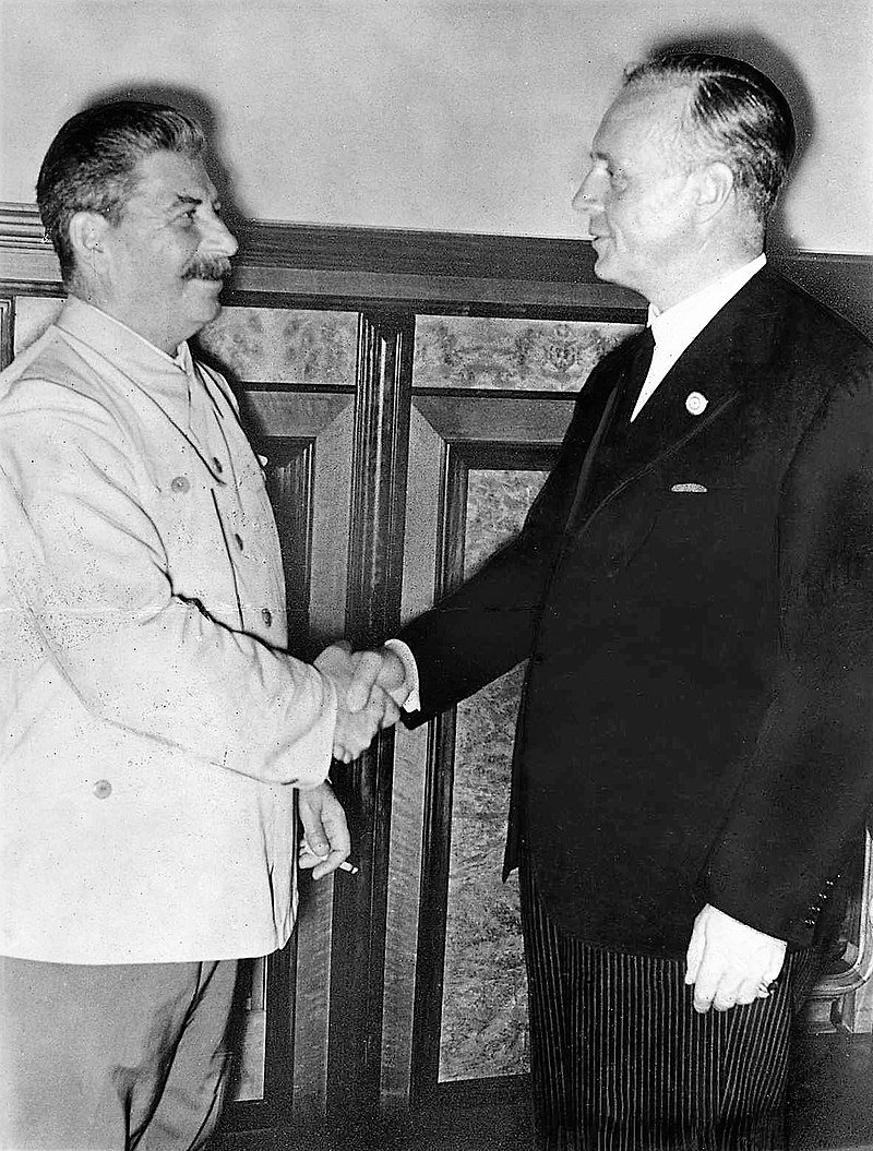 Satlin, líder de la Rusia soviética, y Ribbentrop, ministro de asuntos exteriores de la Alemania nazi, se dan la mano durante el encuentro que tuvo lugar en agosto de 1939 que dio como resultado la firma del pacto de no agresión y que sentenciaba el futuro de Polonia.