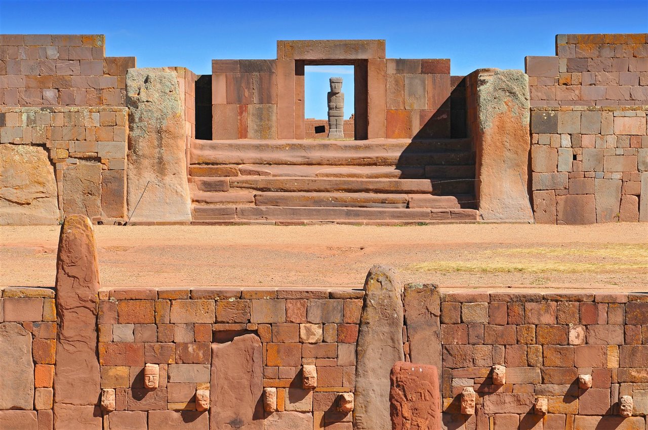 Tiwanaku se ubica en el altiplano andino de Bolivia, aproximadamentea 70 kilómetros al oeste de La Paz