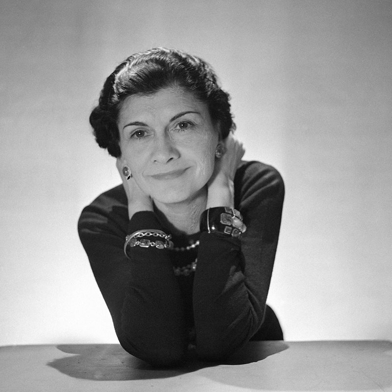 Foto de Coco Chanel durante una sesión de fotos en París en el año 1936.