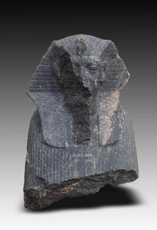 Descubiertos unos bloques de piedra del reinado de Keops cerca de El Cairo