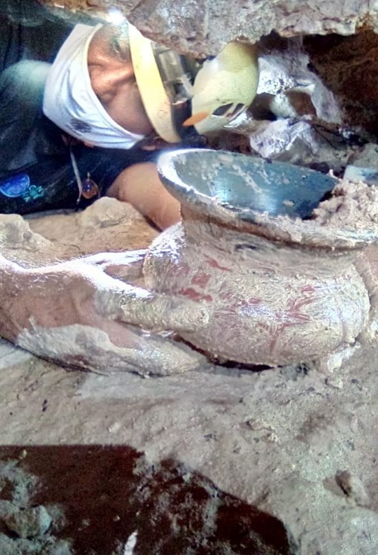 Encuentran una vasija "chocolatera" maya intacta en una cueva de México