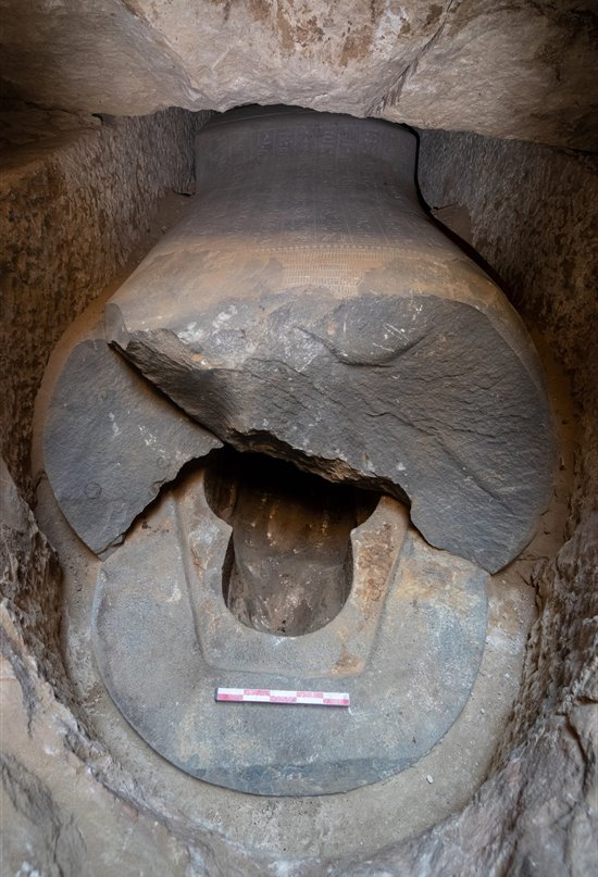 Encontrado un colosal sarcófago en el interior de un pozo funerario del antiguo Egipto junto a 402 ushebtis