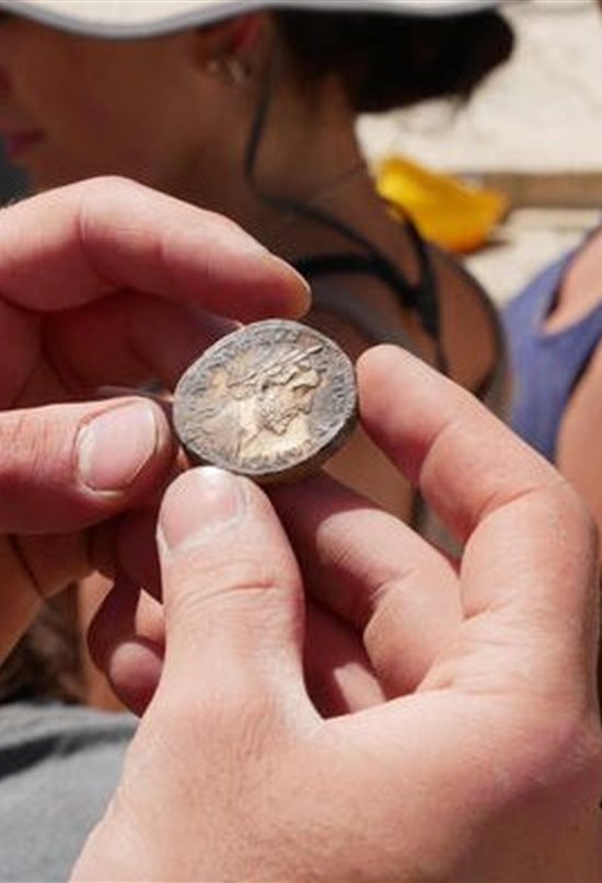 Descubren 3.000 monedas y objetos votivos en unas termas romanas
