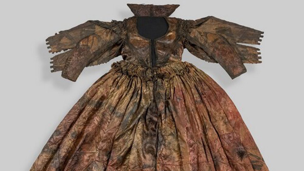  Exponen un vestido casi intacto, de 300 años de antigüedad, rescatado de un barco hundido