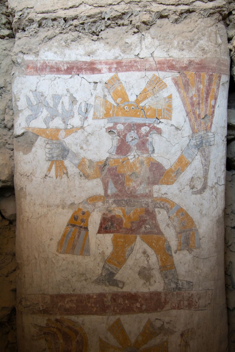 Mural en el que aparece una figura con dos caras sosteniendo un copa de la que beben cuatro colibríes.