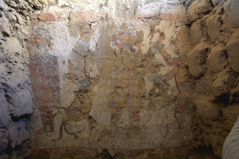 Otro de los murales descubierto en Pañamarca, en el que aparecen tres figuras sin identificar.