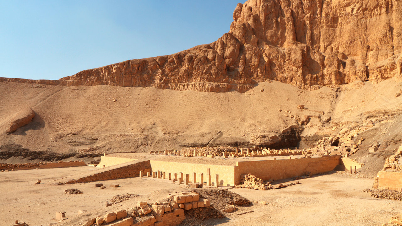 El descubrimiento de la imponente estatua del faraón Mentuhotep II en Deir el-Bahari