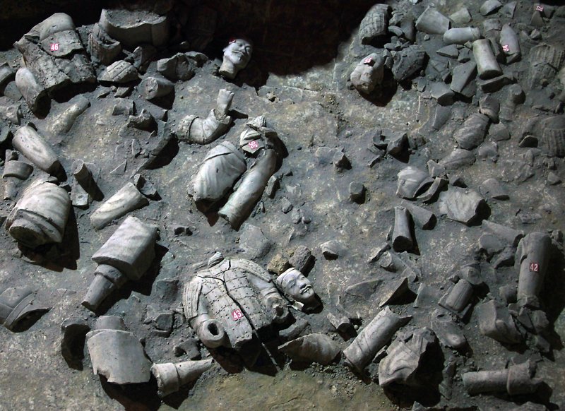 Fragmentos de guerreros de terracota en el interior de una de las zanjas donde se hallaron.