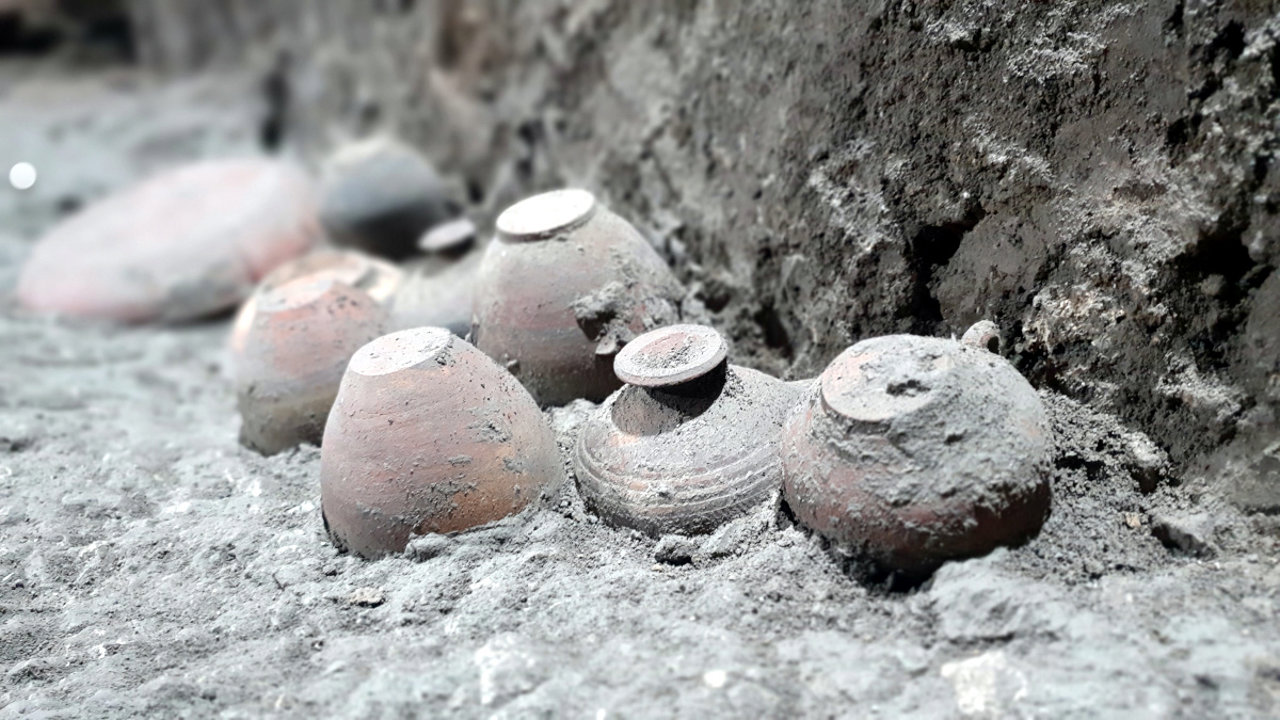 Descubren vajillas y recipientes de cerámica en la villa romana de Civita Giuliana, en Pompeya