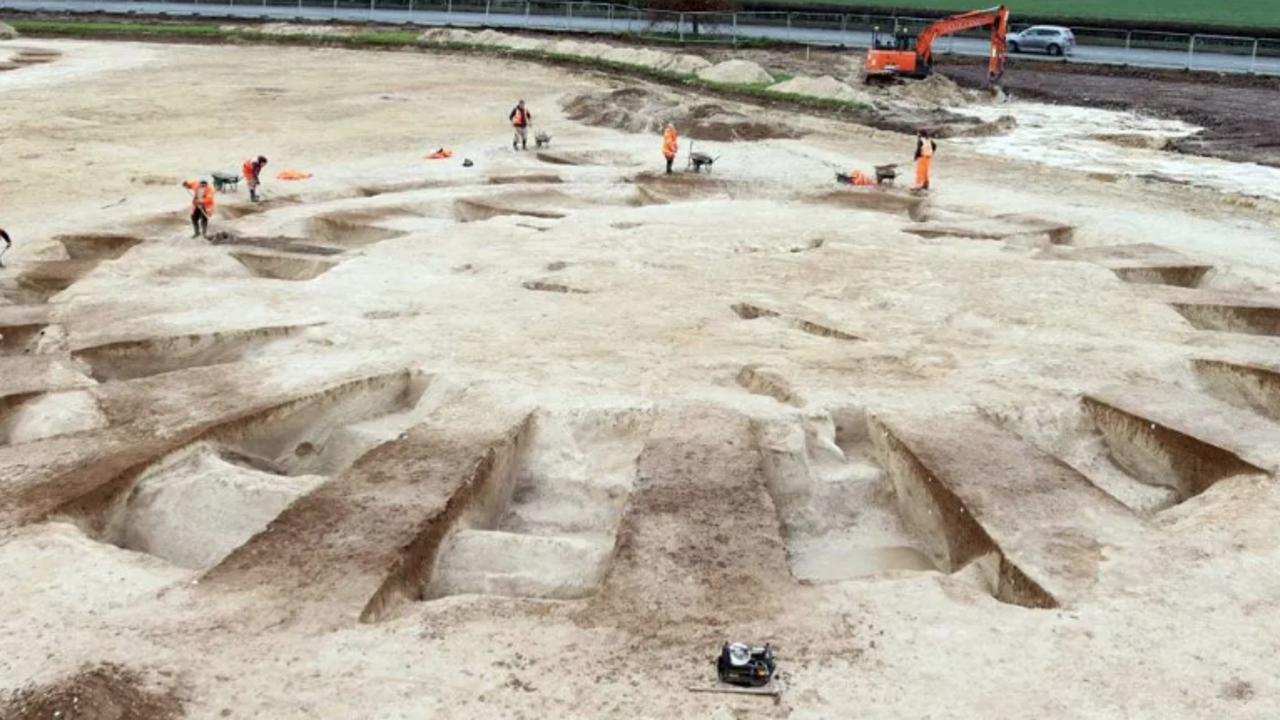 Descubren varios túmulos funerarios de la Edad del Bronce cerca de Stonehenge