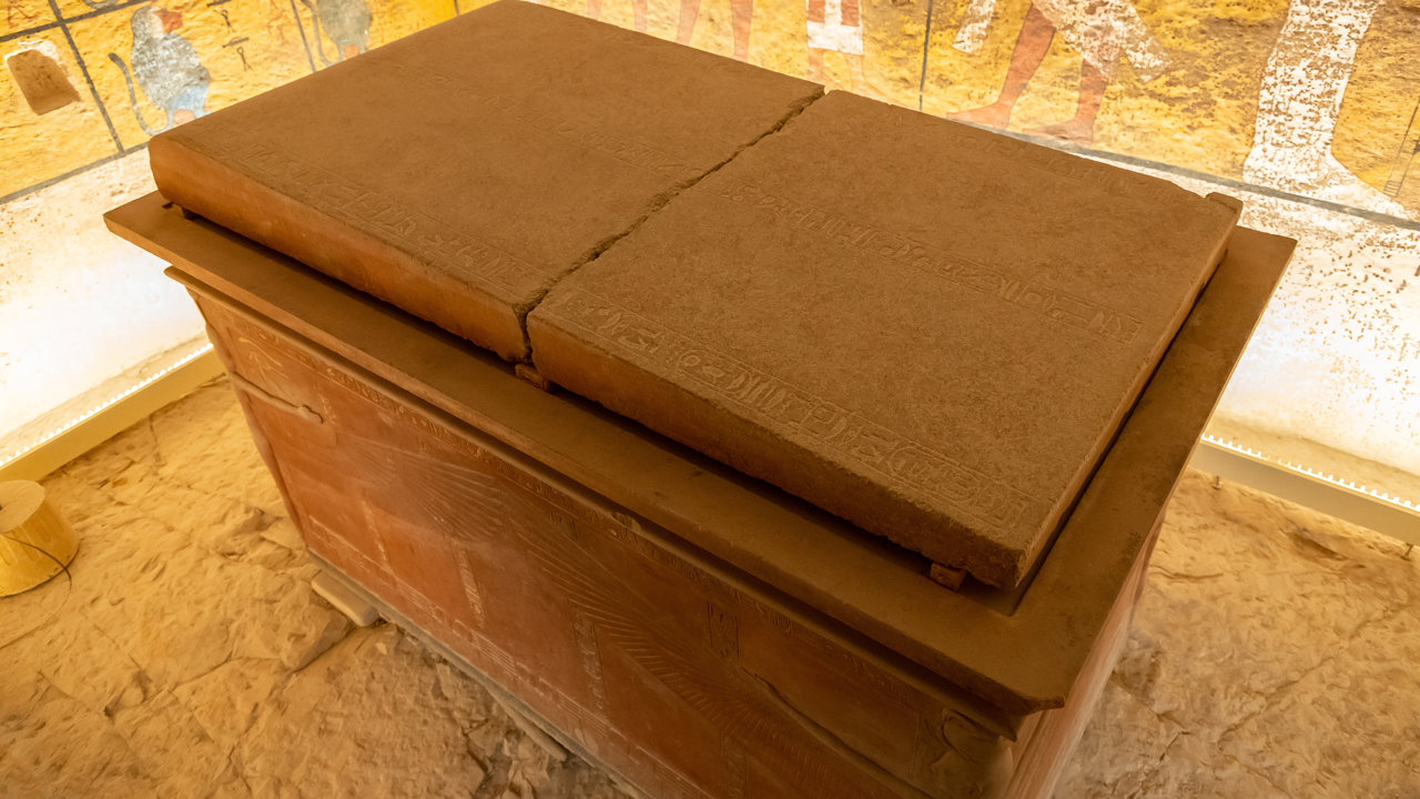 Un hallazgo oculto bajo capillas doradas: el sarcófago de cuarcita de Tutankamón 