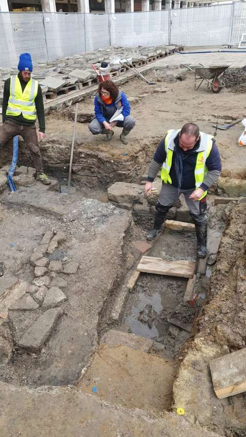 Descubren los restos de una iglesia medieval bajo la plaza de San ...