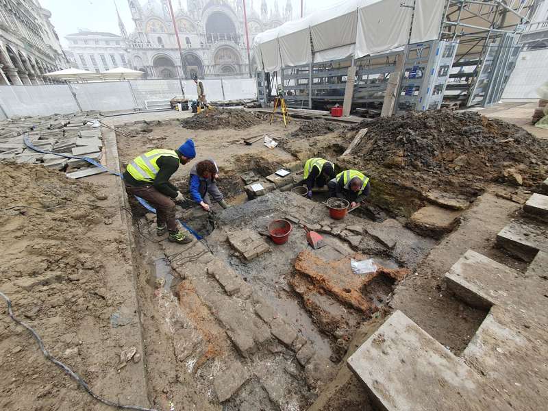 Descubren los restos de una iglesia medieval bajo la plaza de San ...