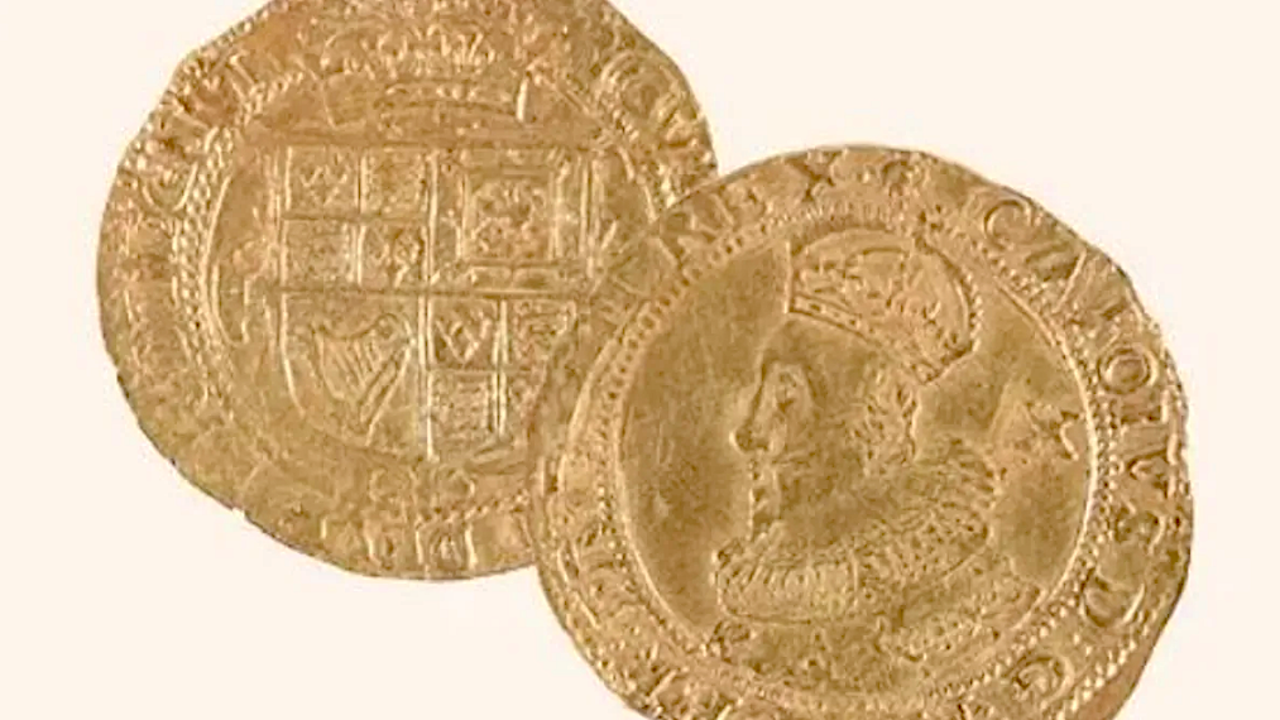 Descubren mil monedas del siglo XVII durante la remodelación de una cocina