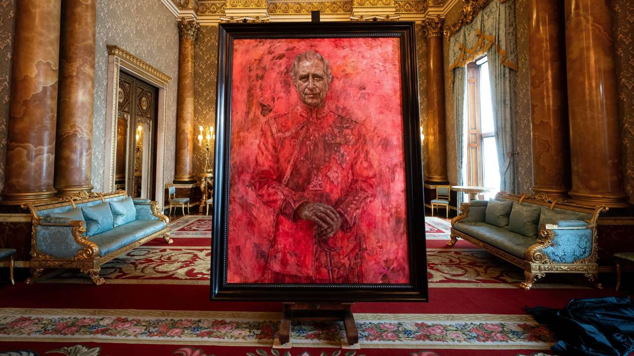 Del rojo a la mariposa: El retrato de Carlos III como rey está cargado de simbolismos