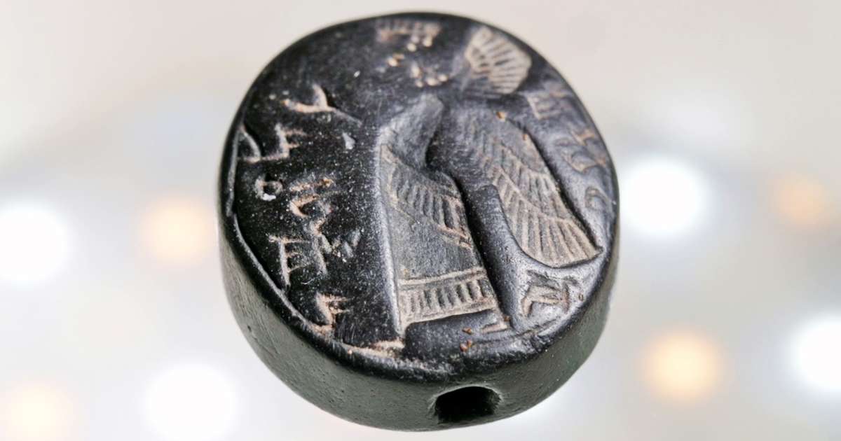 Descubren un sello de hace 2.700 años con un "genio" alado en Jerusalén
