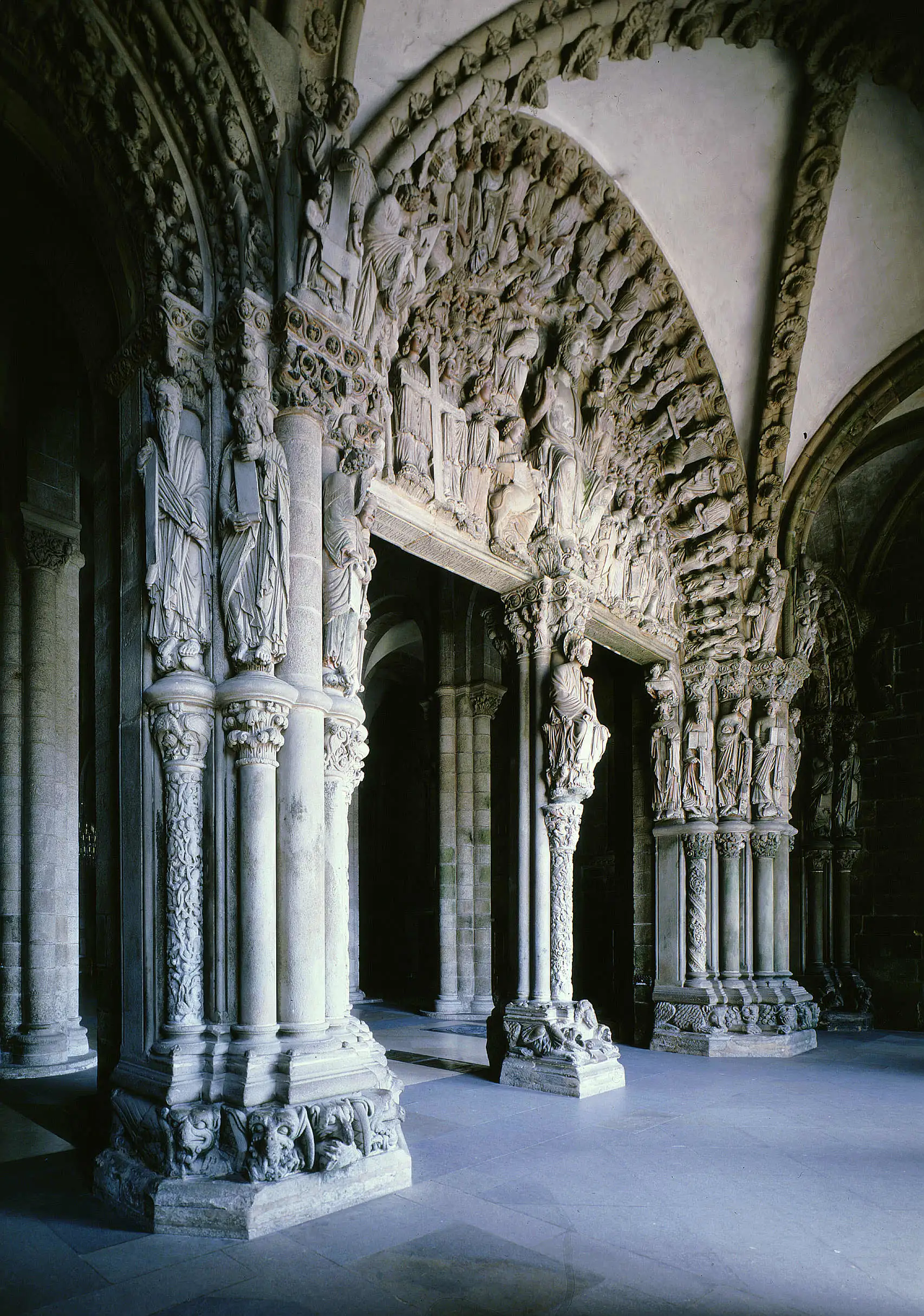el-p-rtico-de-la-gloria-el-evangelio-en-piedra-de-una-catedral-rom-nica