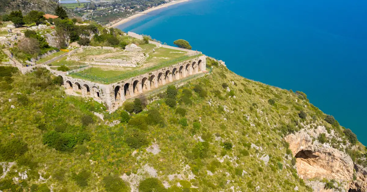 El gran Templo de Júpiter Anxur en Terracina estuvo dedicado a la diosa romana Venus