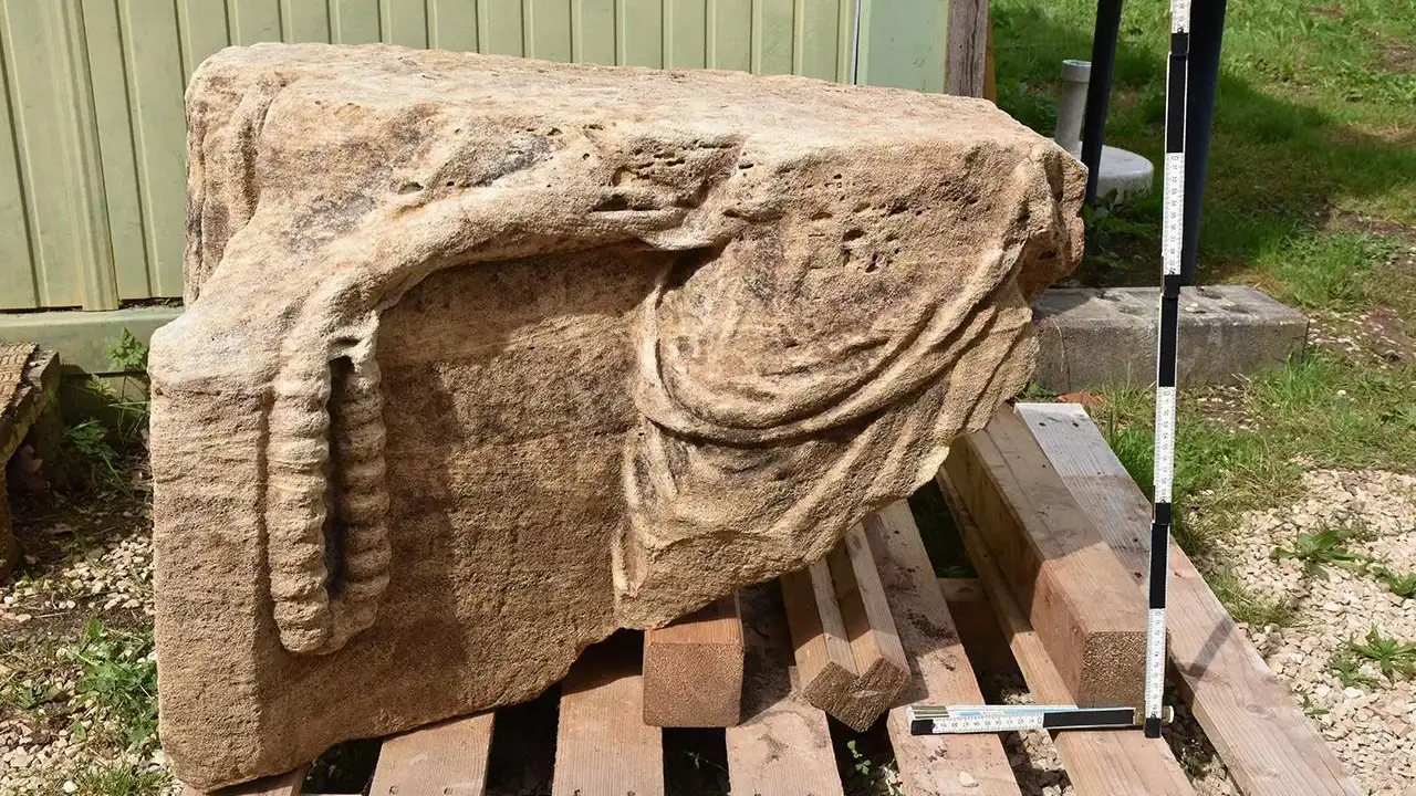 Descubren más de 100 fragmentos de un extraño monumento en una villa romana de Alemania