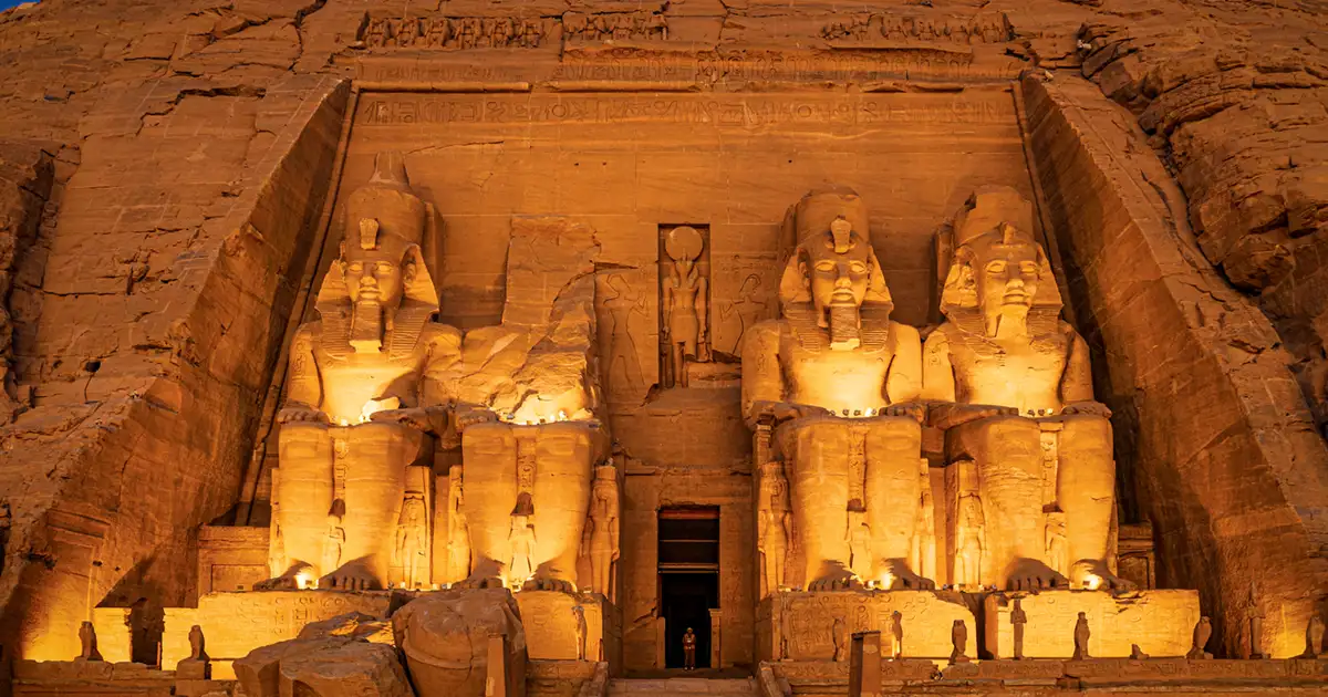 Abu Simbel: dos templos colosales para Ramsés y Nefertari, los dueños del mundo