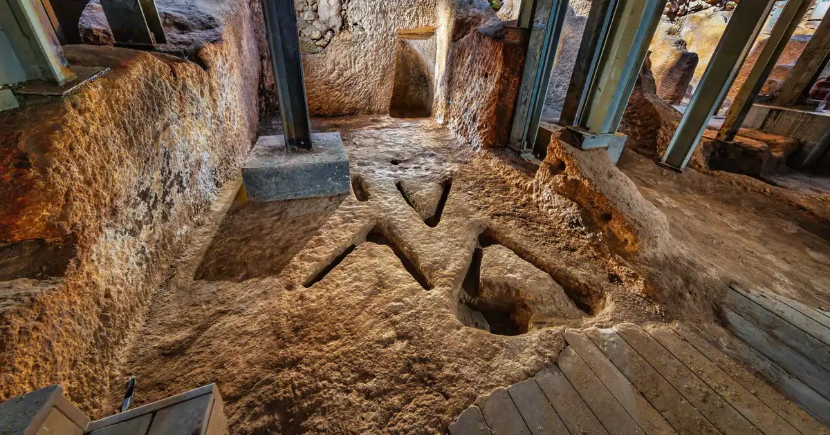 Encuentran una estructura ritual con enigmáticas marcas en forma de "V" en Jerusalén