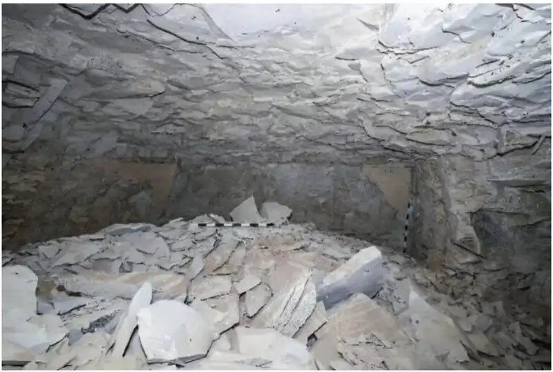 Interior de la tumba de Tutmosis II, que se encuentra en muy mal estado de conservación.