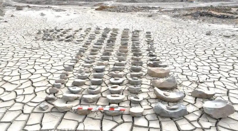 Piedras empleadas para triturar el mineral de cuarzo extraído de la mina.