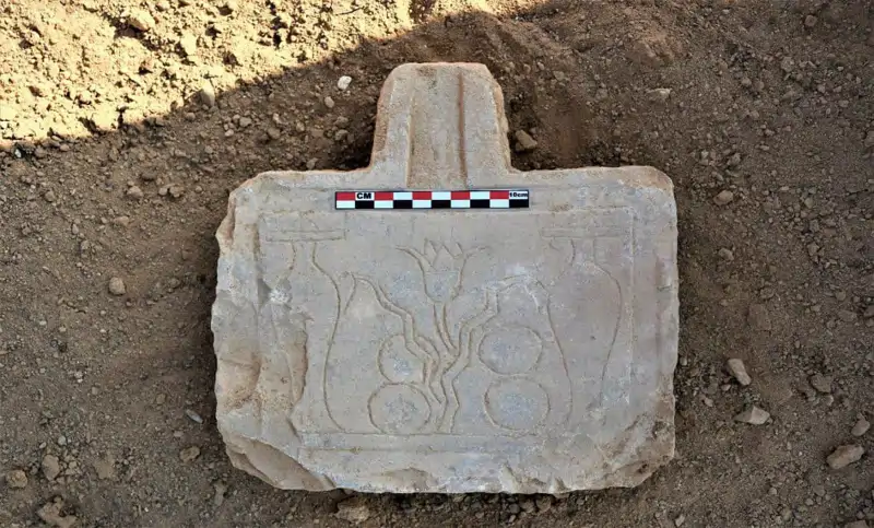 Una de las cinco mesas de ofrendas de época ptolemaica descubiertas en Jabal Sukari.