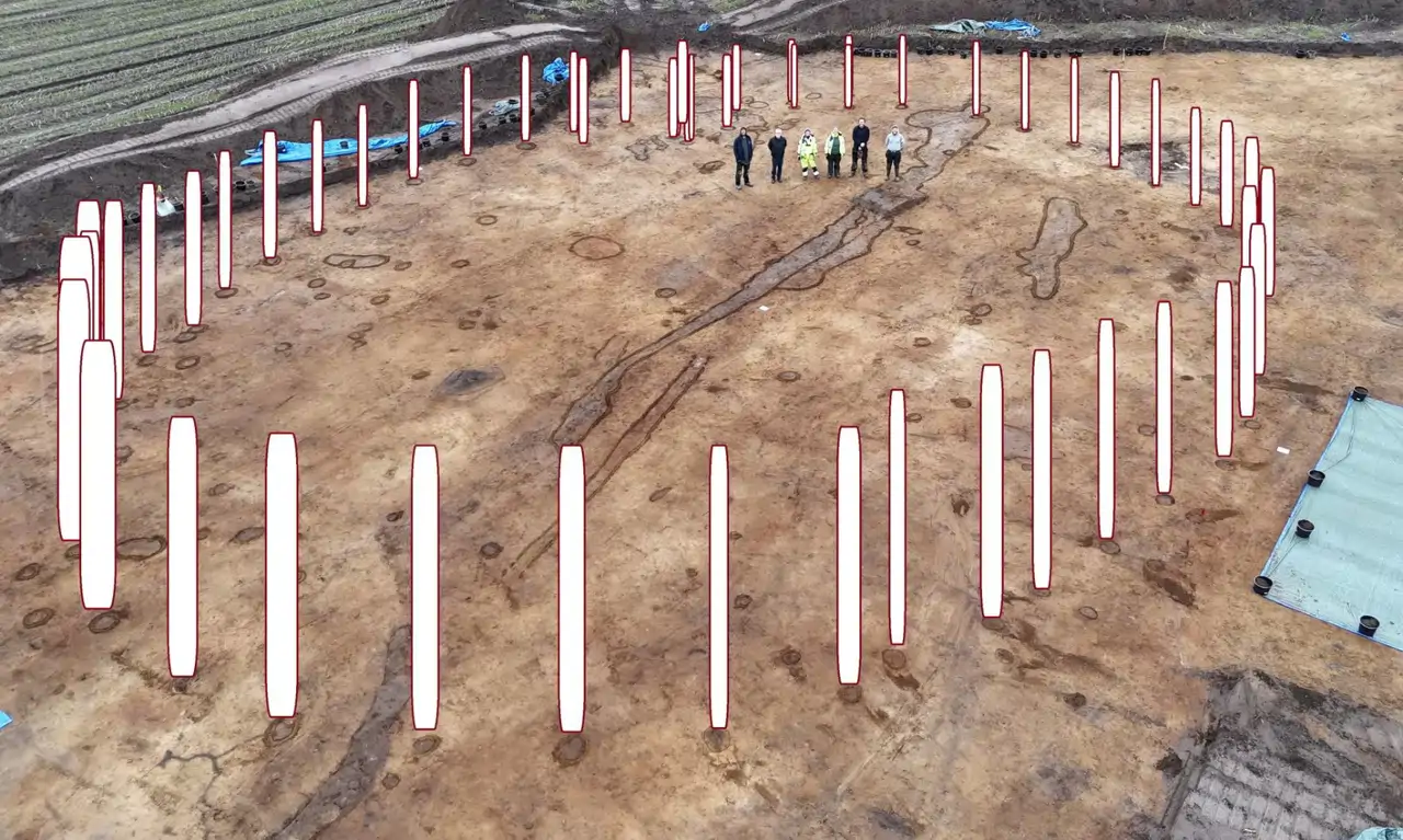 El equipo de excavación y a su alrededor imágenes superpuestas que muestran dónde podrían haber estado colocados los postes de madera.