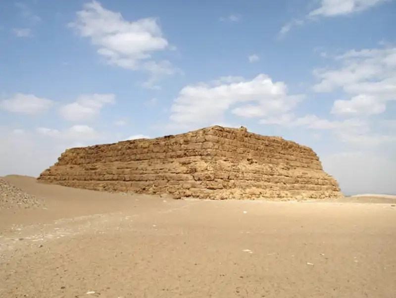 Mastaba del faraón Shepseskaf construida al sur de la necrópolis de Saqqara.