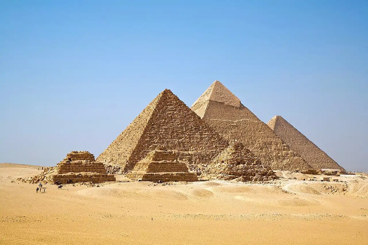 Pirámides de Giza: a la derecha, Keops; en el centro, Kefrén, y a la izquierda, Micerino.