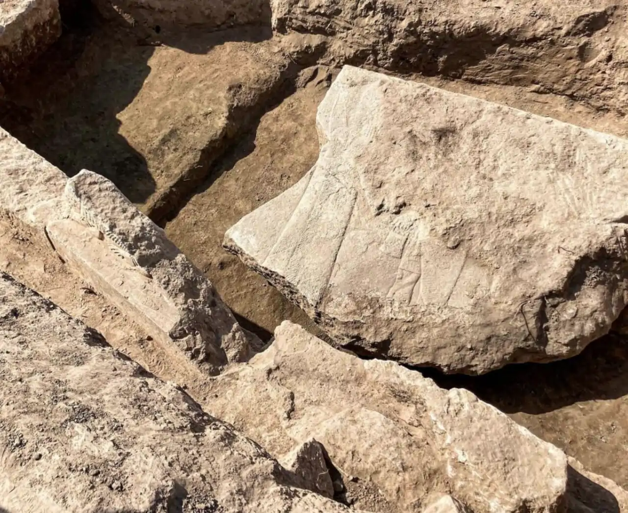 Sale a la luz un magnífico relieve del rey asirio Assurbanipal en la antigua ciudad de Nínive