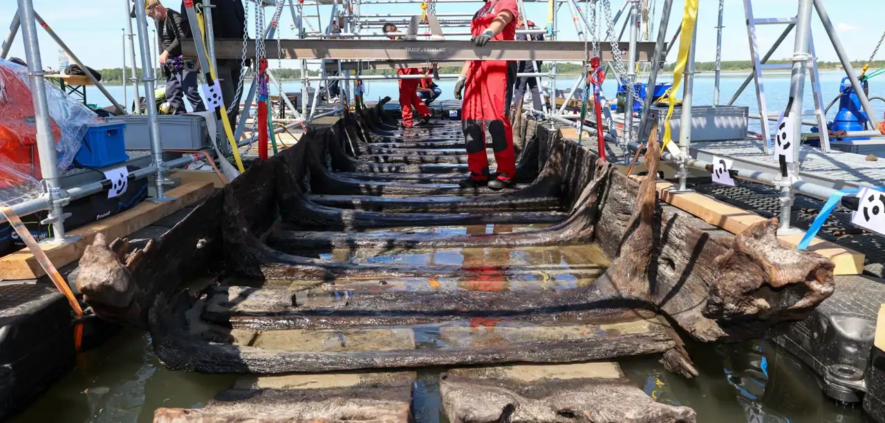 Descubren un barco de 800 años de antigüedad... y lo devuelven al agua