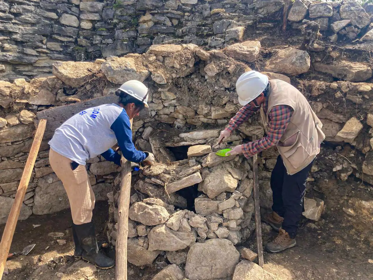 Descubren una estructura funeraria y objetos ceremoniales en la antigua Kuélap, en Perú