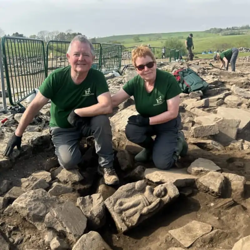 Descubren un espectacular relieve con una diosa romana de la victoria de 1.800 años de antigüedad en Vindolanda
