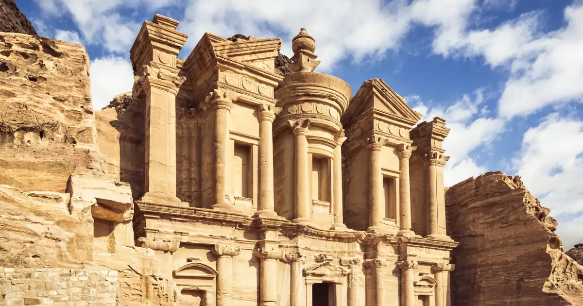 Ni egipcios, ni romanos: Quién construyó la enigmática ciudad de Petra y cuál es el secreto detrás de sus intrigantes colores