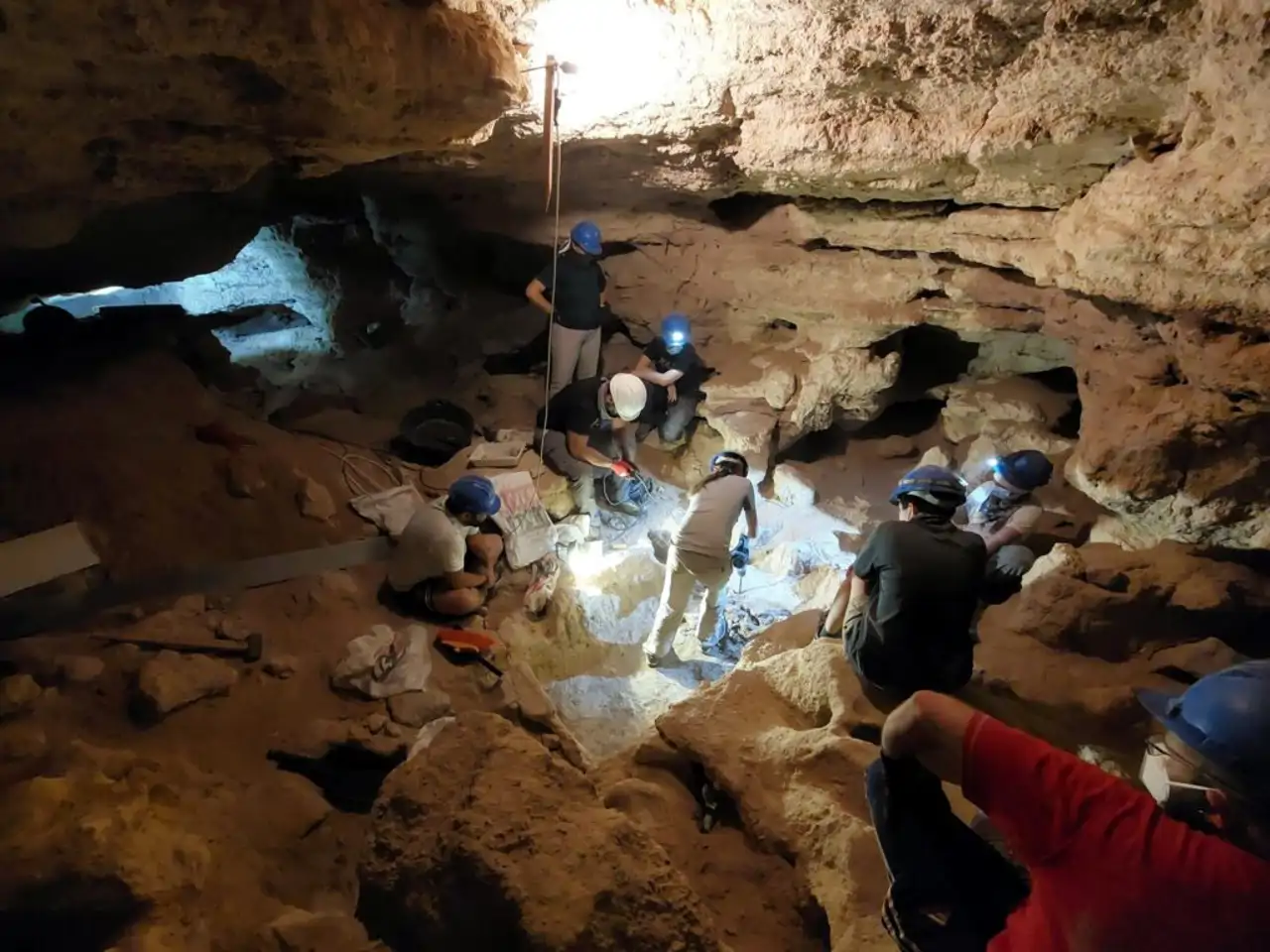 Descubren en la cueva de los Toriles herramientas de hace 100.000 años