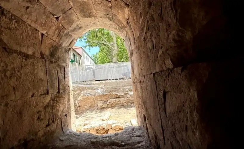 Descubren un pasadizo oculto durante 500 años bajo el fastuoso palacio ...
