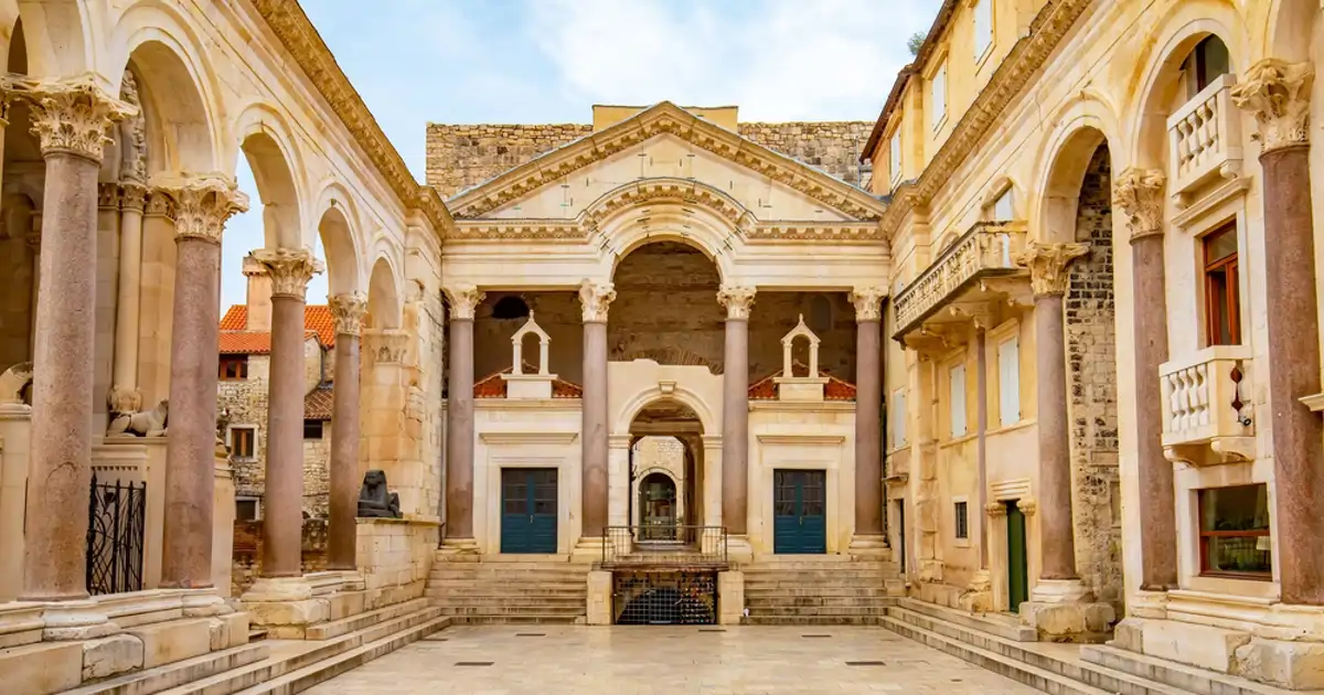 Descubren un pasadizo oculto durante 500 años bajo el fastuoso palacio ...