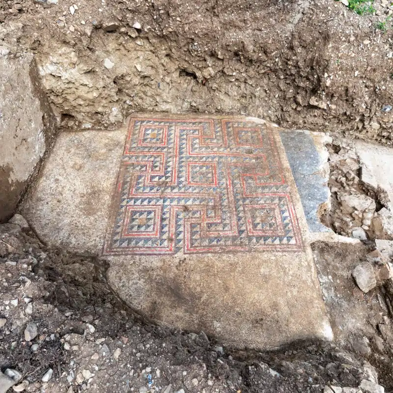 Descubren un espectacular mosaico, cuatro viviendas excavadas en la roca y una necrópolis en Francia