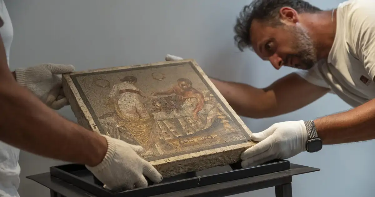 Pompeya recupera un mosaico romano de tema erótico del siglo I robado por los nazis durante la Segunda Guerra Mundial: "Su hallazgo permite cerrar uno de los muchos episodios de expolio del