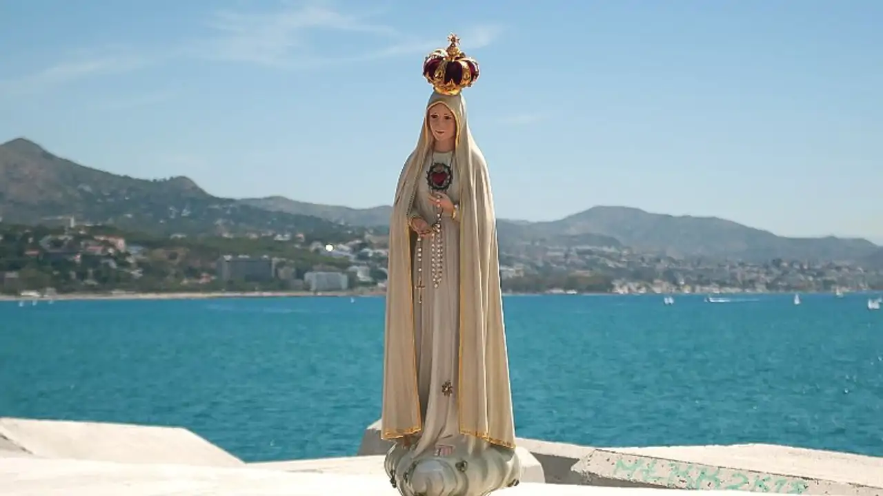 Descubren dentro de la estatua de la Virgen de Fátima de Málaga una pequeña cápsula: "Podría contener un mensaje o documento relacionado con su autoría"