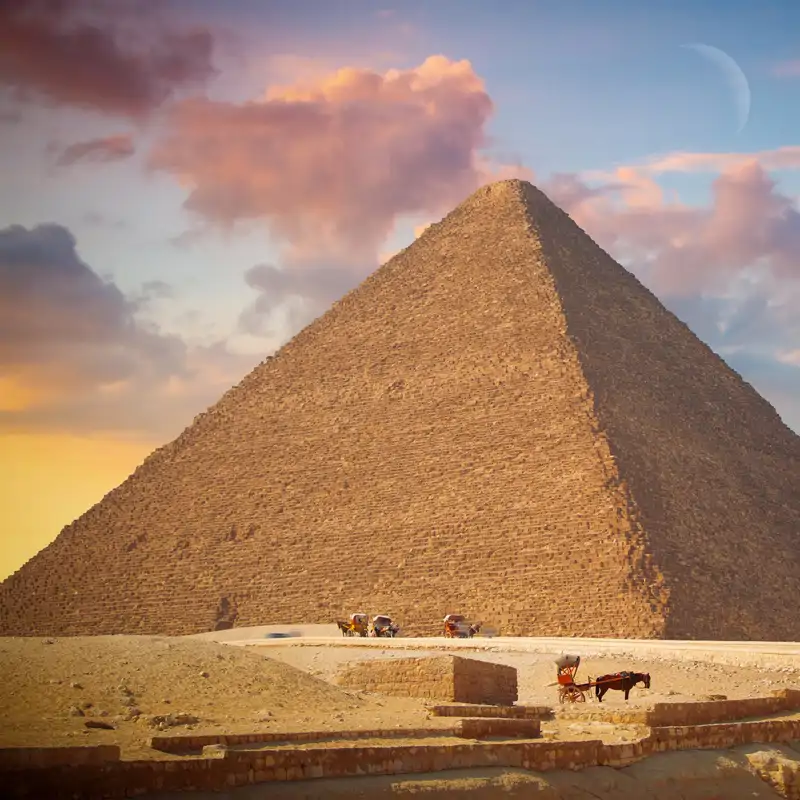 La Gran Pirámide de Giza, levantada por el faraón Keops, de la dinastía IV.