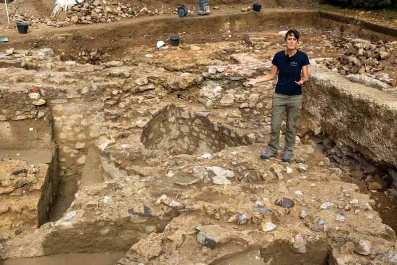 La arqueóloga Giulia Ciucci ofrece a los medios explicaciones sobre las excavaciones que se están llevando a cabo en la antigua Vienne.